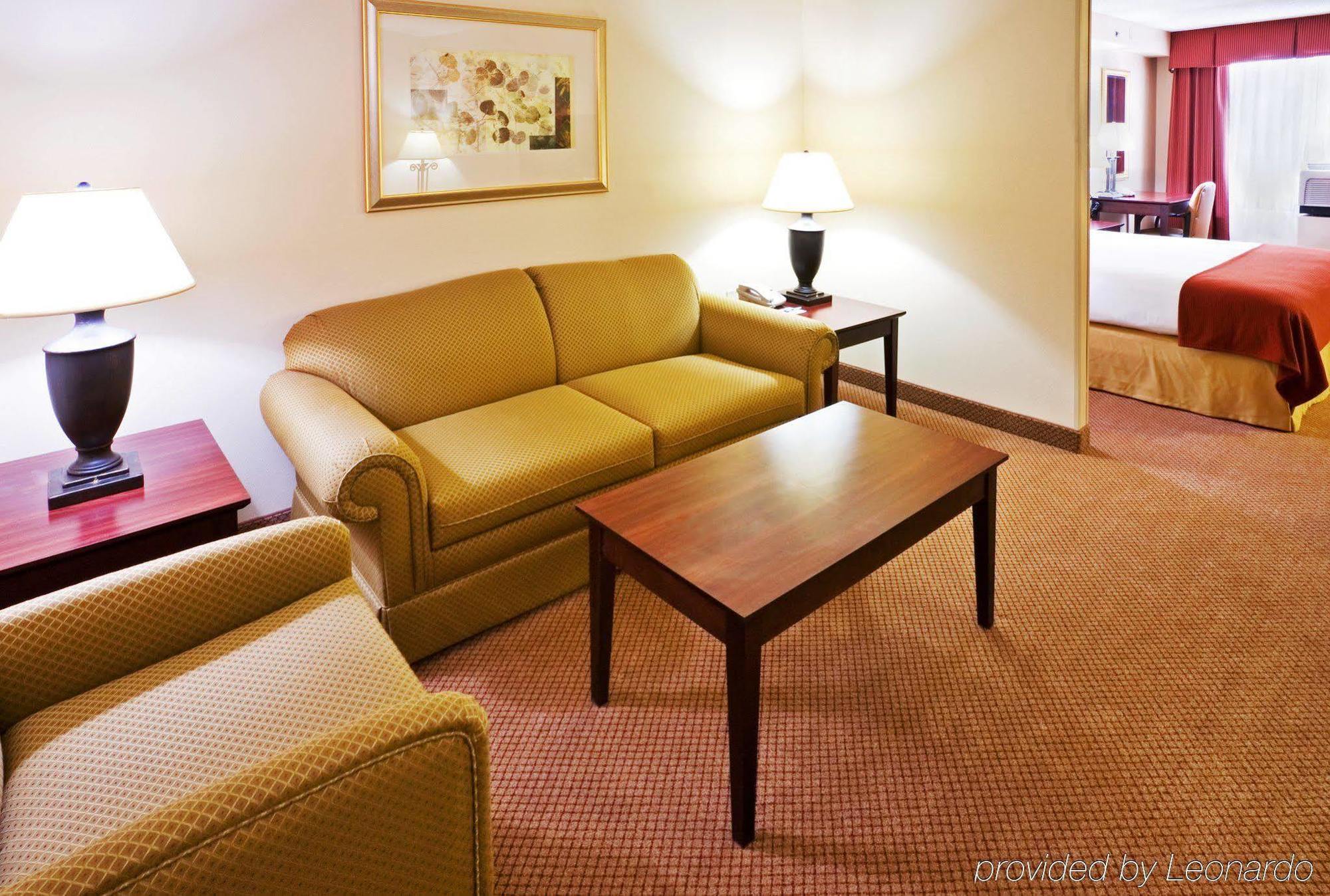 Holiday Inn Express & Suites Irving Conv Ctr - Las Colinas By Ihg Room photo